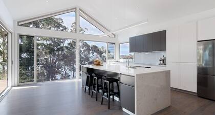 Iluka, 46 Soldiers Point Rd - Stunning Air Conditioned house with WIFI & Water Views