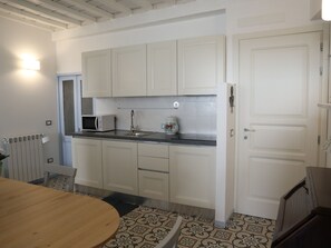 Fridge, microwave, oven, stovetop - Casa Gigio Vernazza Cinque Terre (Vernazza)