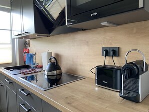 ثلاجة، ميكروويف، موقد طهي مسطح، غسالة أطباق