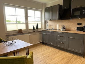 KĂŒhlschrank, Mikrowelle, Herdplatte, GeschirrspĂŒler