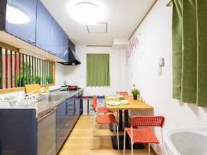 Fridge, microwave, stovetop, cookware/dishes/utensils - Immediately after Osaka Castle A local room where - OSAKA CASTLE SAKURA STAY / Osaka Ōsaka (Osaka)