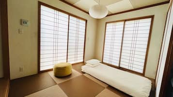 4 bedrooms, desk, free WiFi, bed sheets