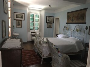 4 slaapkamers, een bureau, een strijkplank/strijkijzer, gratis wifi