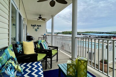 Pool & Lakeside 3BR condo ... less than 10 steps to the heated pool!