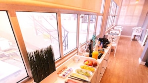 A buffet line with various food items and beverages. - Le Premier Lisbon Suites (Lisbon)