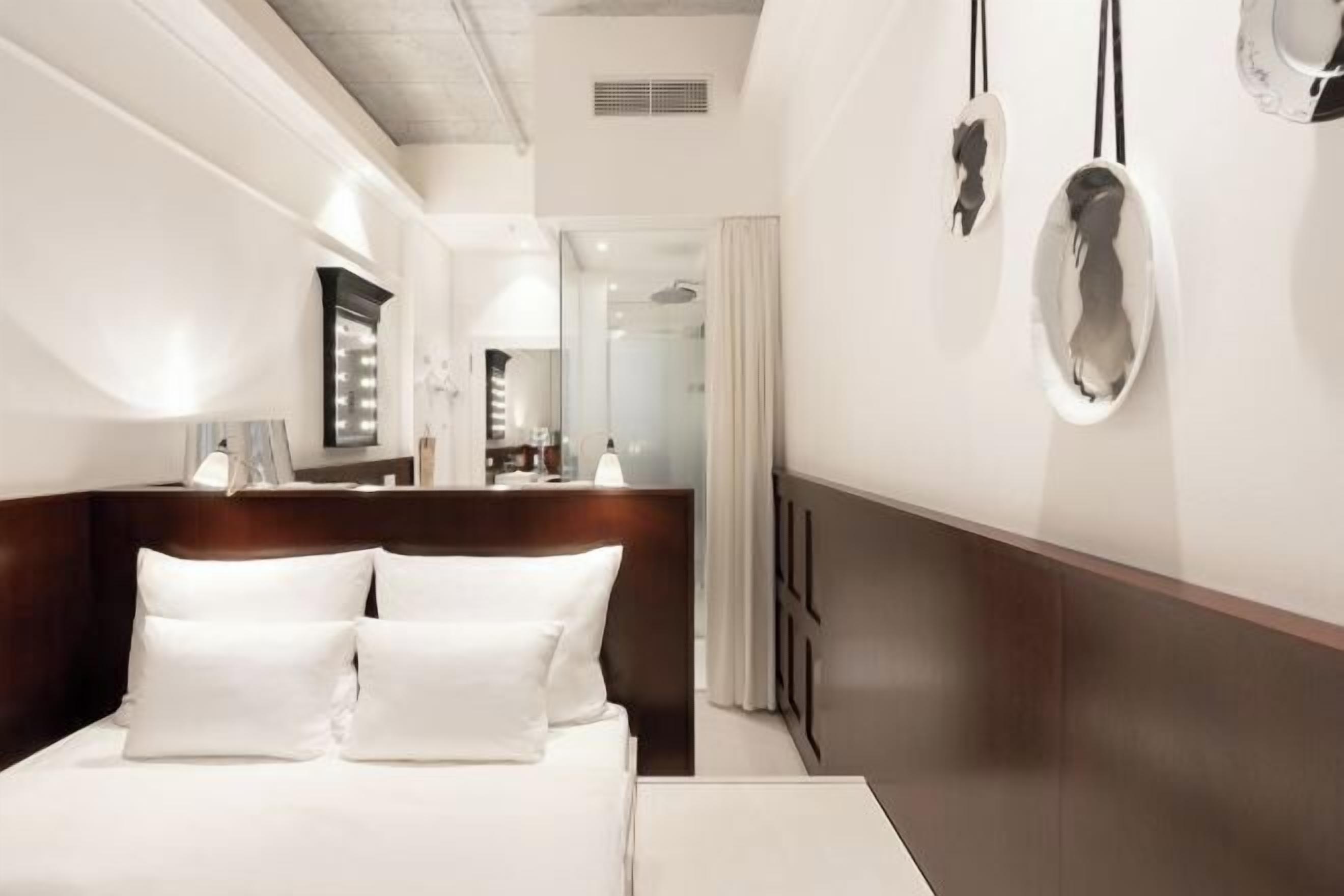 Premium bedding, in-room safe, individually decorated