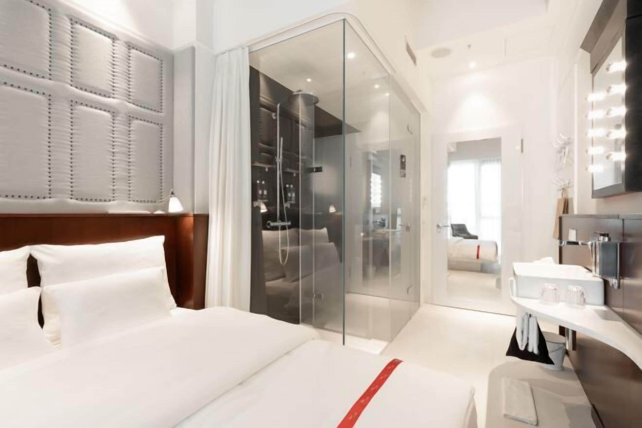 Premium bedding, in-room safe, individually decorated