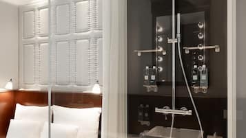 Douche, douche à « effet pluie », articles de toilette de luxe