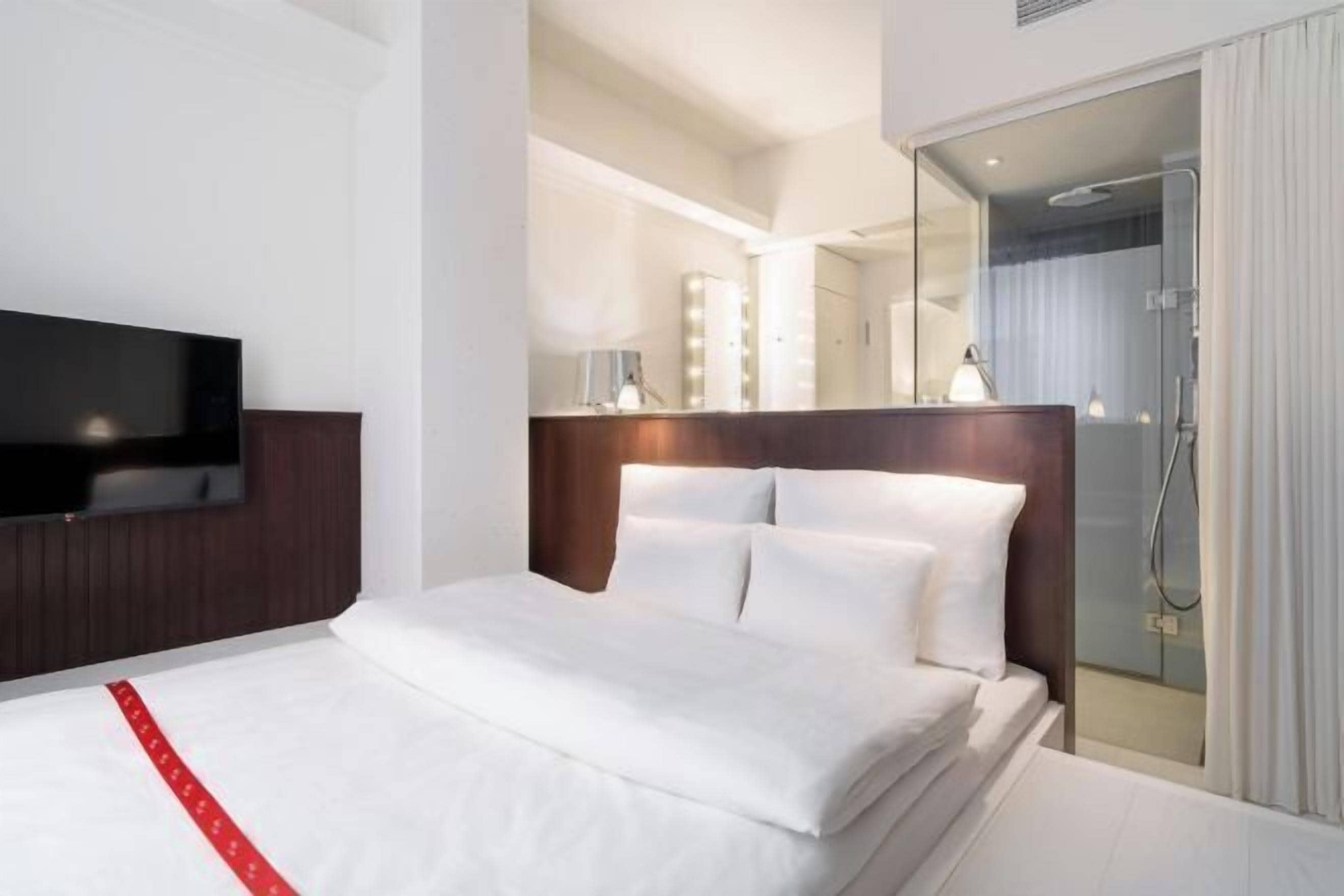 Premium bedding, in-room safe, individually decorated