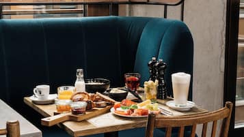 TĂ€gliches FrĂŒhstĂŒcksbuffet (24 EUR pro Person)