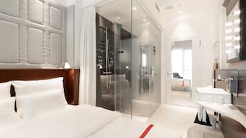 Premium bedding, in-room safe, individually decorated