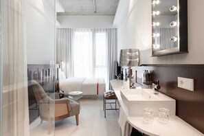 Habitación, 1 cama de matrimonio (Lovely) | Baño | Ducha y cabezal de ducha tipo lluvia