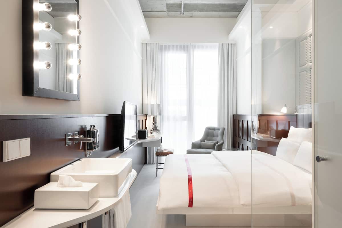 Lovely Room | Premium-sengetøj, pengeskab på værelset, individuelt design