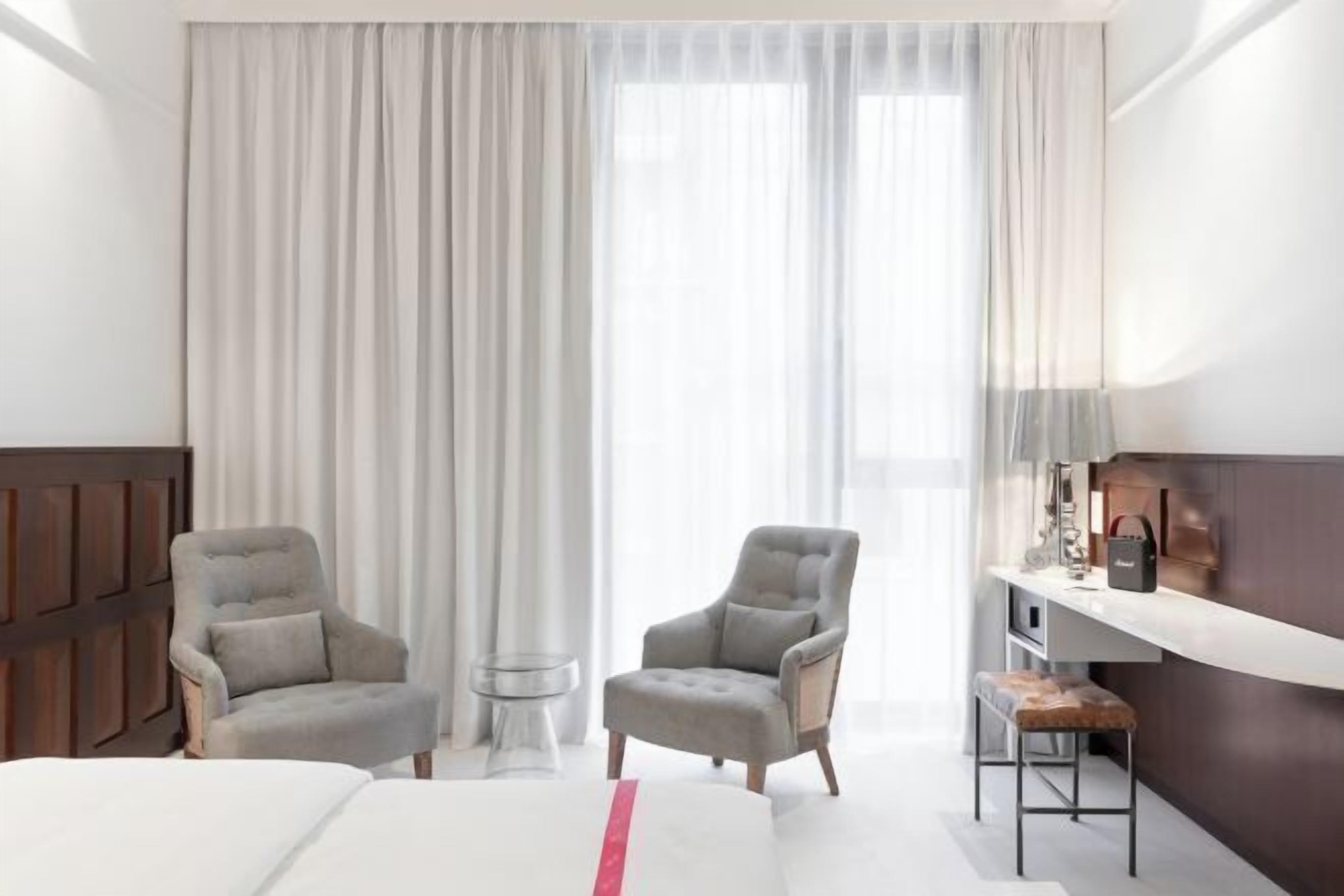 Premium bedding, in-room safe, individually decorated