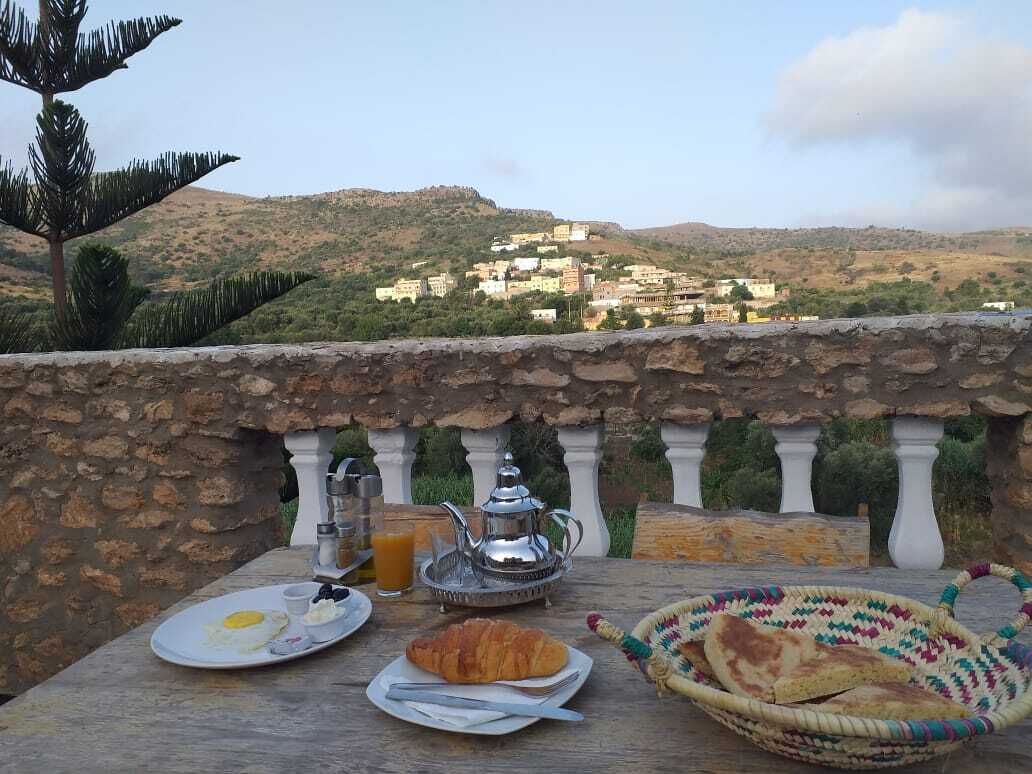 free daily cooked-to-order breakfast