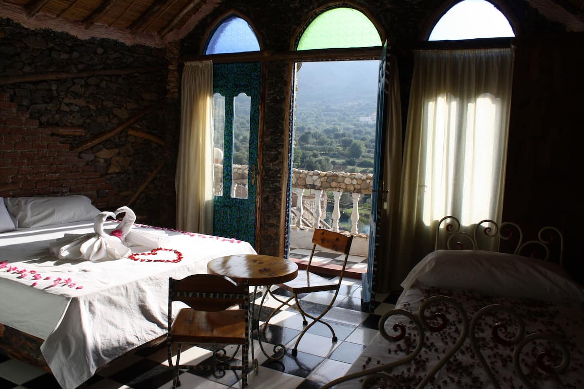 grand triple room | blackout curtains, bed sheets