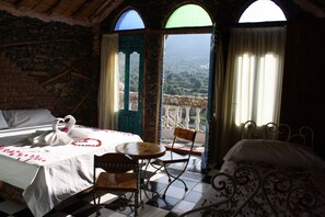 Chambre triple majestueuse | Rideaux d’obscurcissement, literie fournie