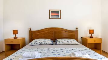 1 bedroom, desk, WiFi, bed sheets