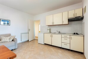 Kjøleskap, kokeplater, kaffetrakter/tekoker og kjøkkenutstyr