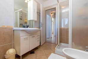 Douche, séchoir à cheveux, serviettes fournies