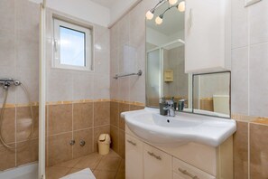 Douche, séchoir à cheveux, serviettes fournies