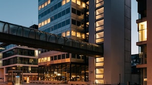 Un hotel moderno con un llamativo letrero 'Ruby', fachada de vidrio y una cubierta walkway.