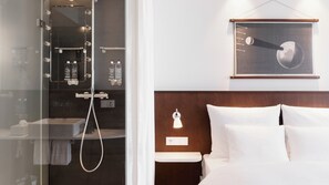 Room (Loft) | Bathroom | Shower, rainfall showerhead, designer toiletries, hair dryer - Ruby Luna Hotel Dusseldorf by IHG (Düsseldorf)