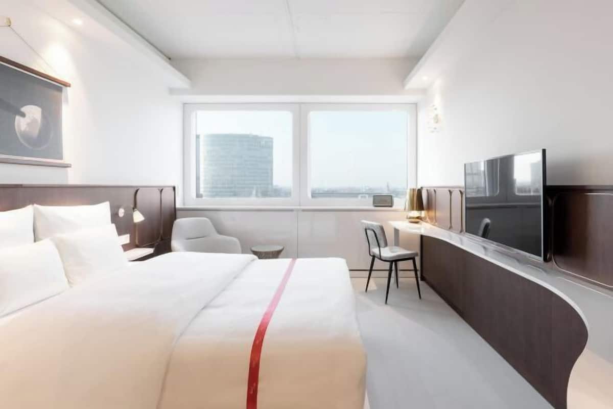 Premium bedding, in-room safe, individually decorated