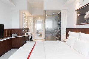 Ropa de cama de alta calidad y caja de seguridad en la habitación 