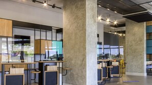 Un espace de bureau moderne, doté de bureaux, de chaises et de grandes fenêtres.