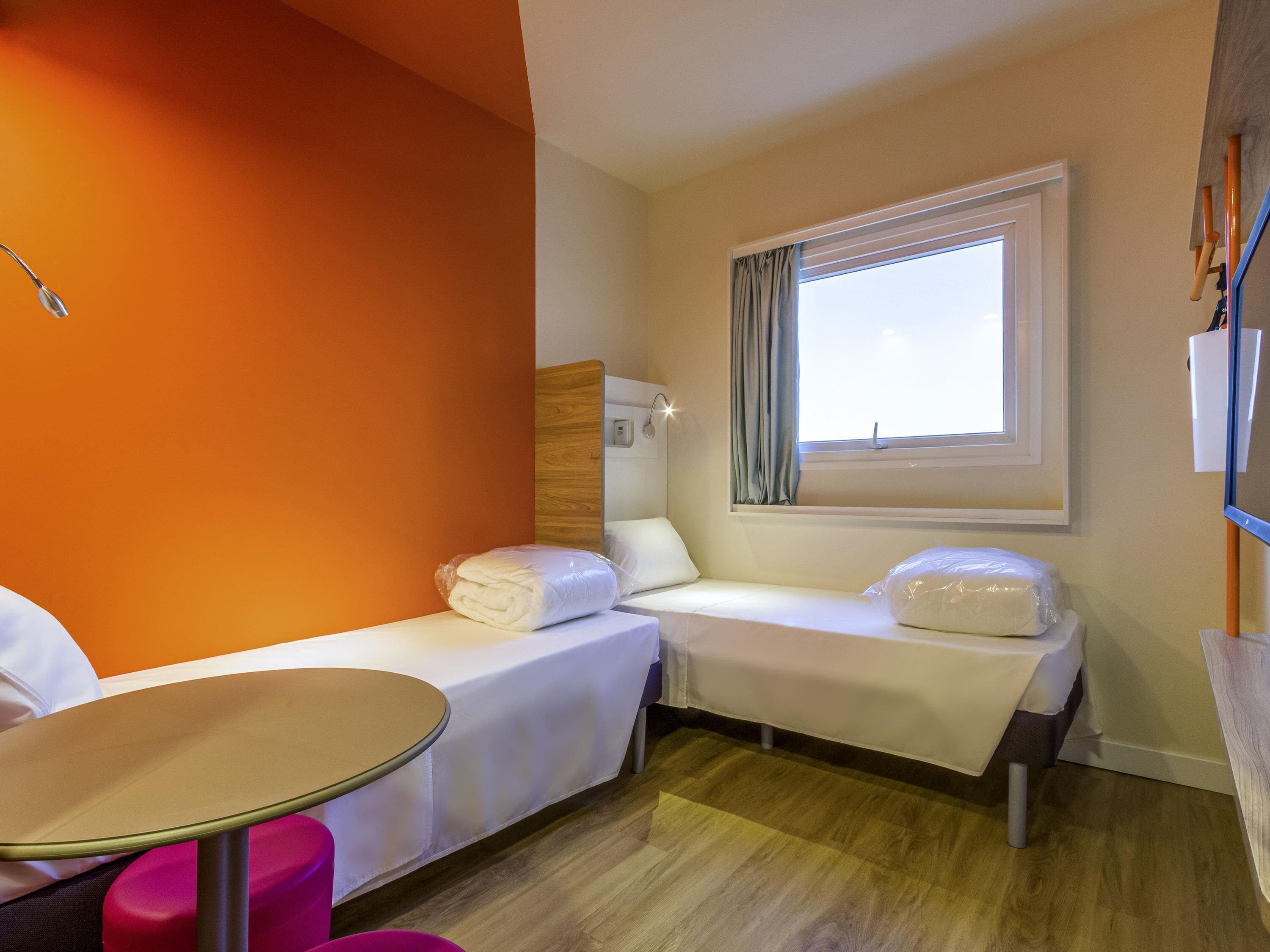 Apartment, 2 Twin Beds | Blackout drapes, soundproofing, free WiFi, bed sheets
