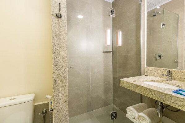 Shower, eco-friendly toiletries, towels
