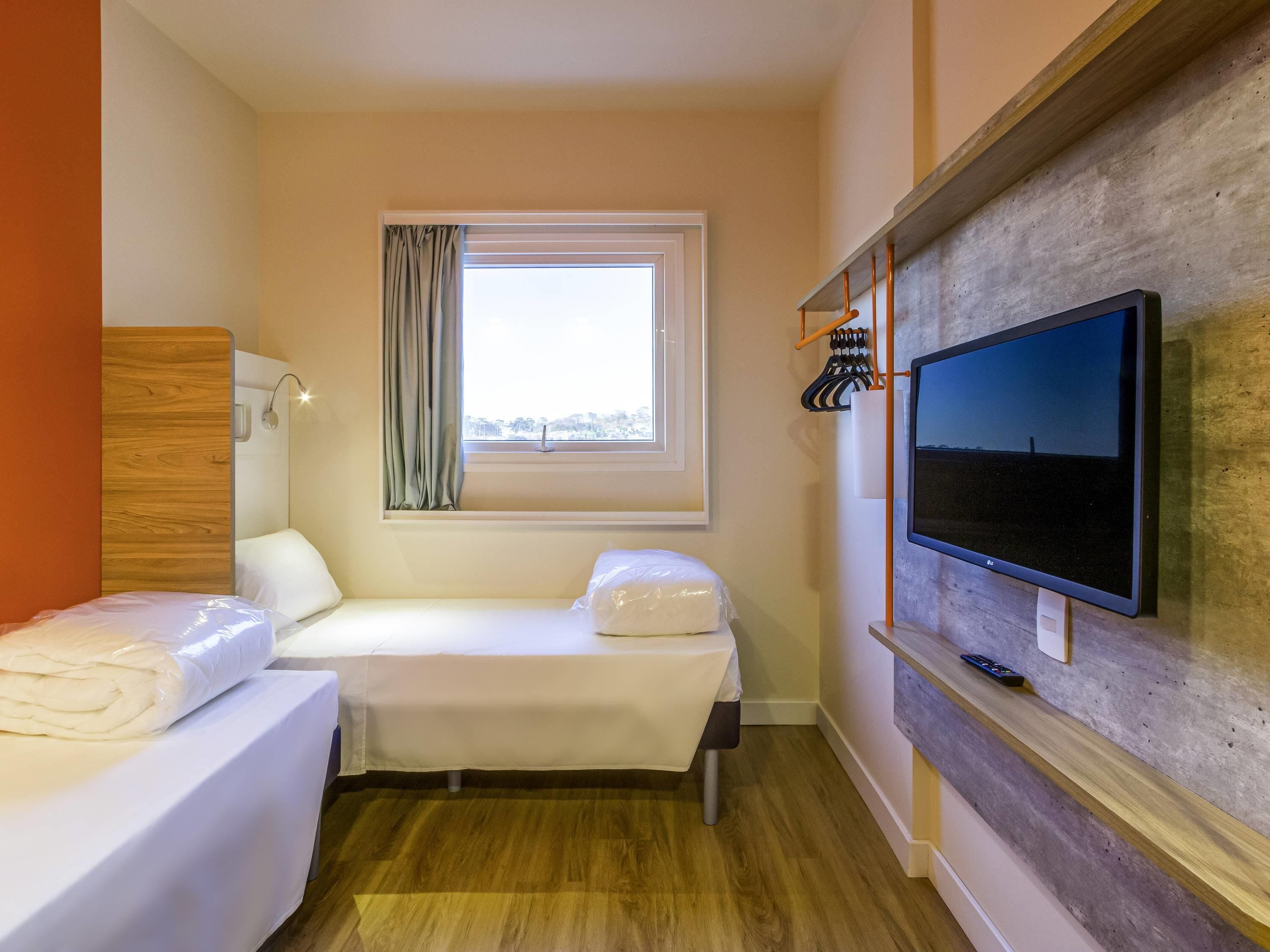 Apartment, 2 Twin Beds | Blackout drapes, soundproofing, free WiFi, bed sheets