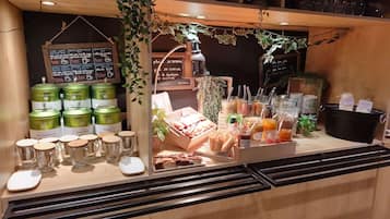 PÀivittÀinen buffetaamiainen (13.9 EUR per henkilö)