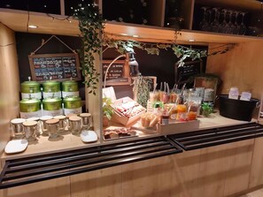 Café da manhã com buffet todos os dias (EUR 13.9 por pessoa)