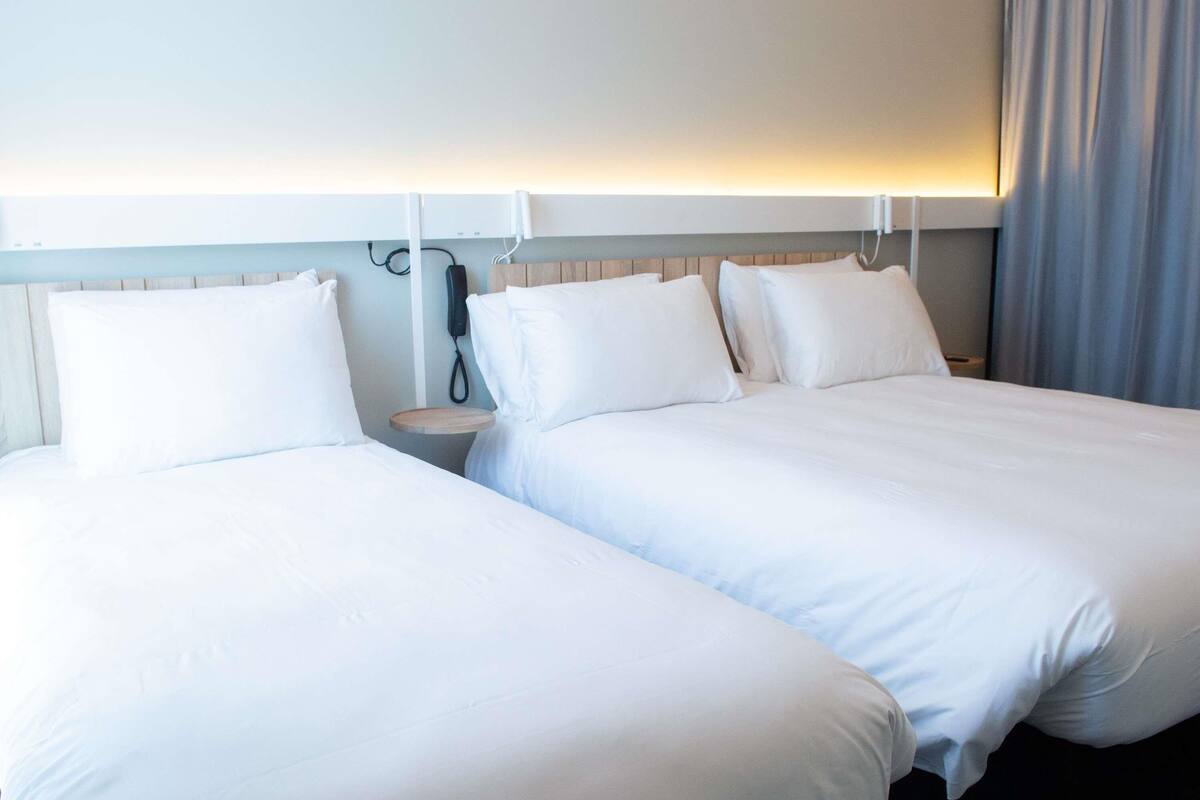 Deluxe kamer, meerdere bedden | Een bureau, een laptopwerkplek, verduisterende gordijnen