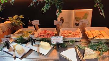 Colazione a buffet, servita tutte le mattine (13.9 EUR a persona)