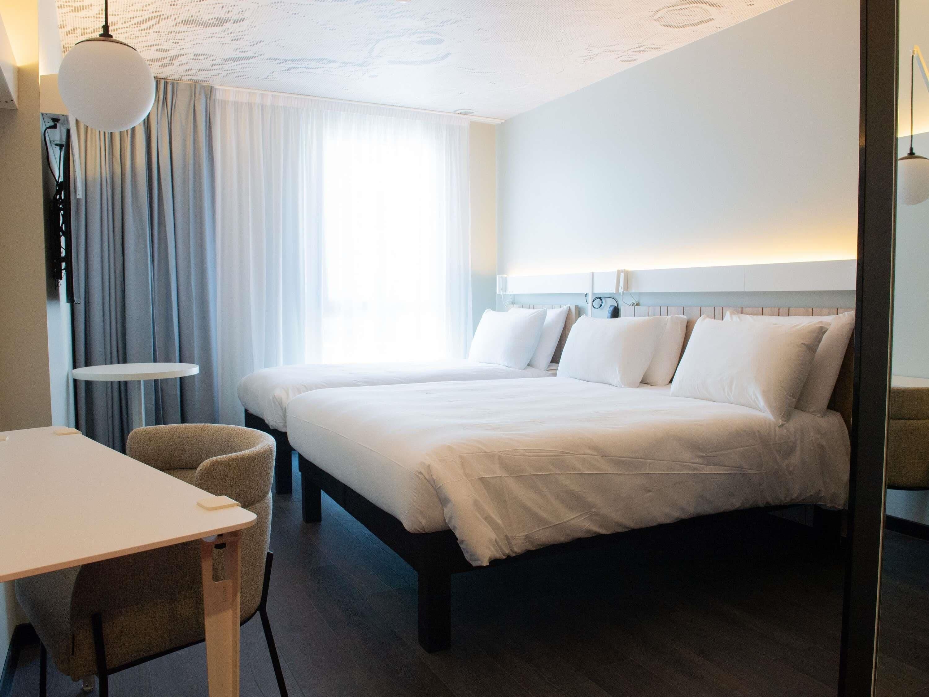 Chambre Deluxe, plusieurs lits | Ameublement personnalisé, bureau