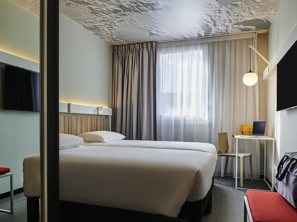 Standard Room, 2 Single Beds | Desk, laptop workspace, blackout curtains, soundproofing