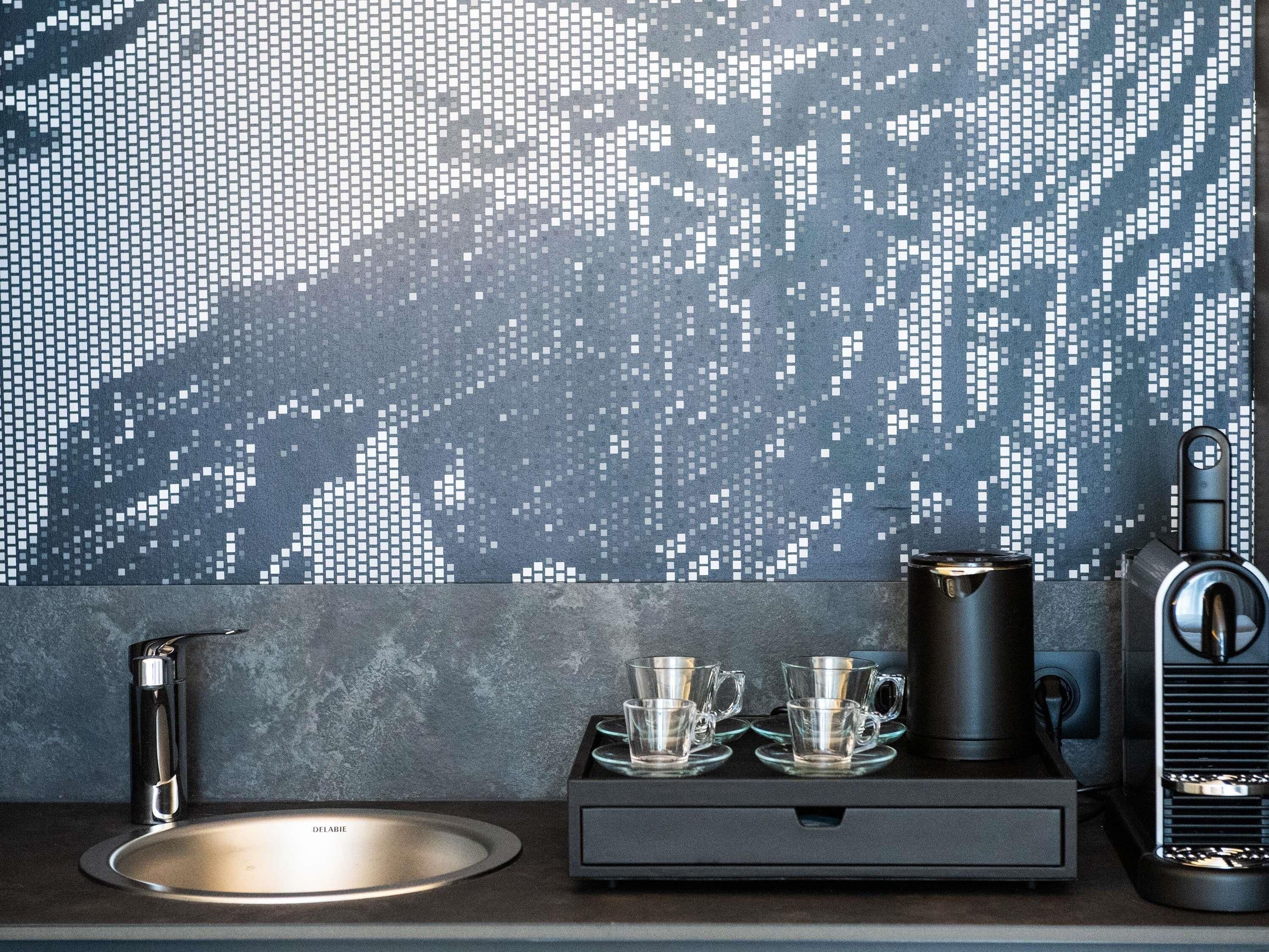 特色家居、办  公桌、笔记本电脑工作区、遮光窗帘