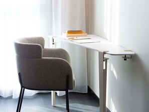Individually furnished, desk, laptop workspace, blackout curtains - Ibis Montlhery Paris Sud (Montlhery)