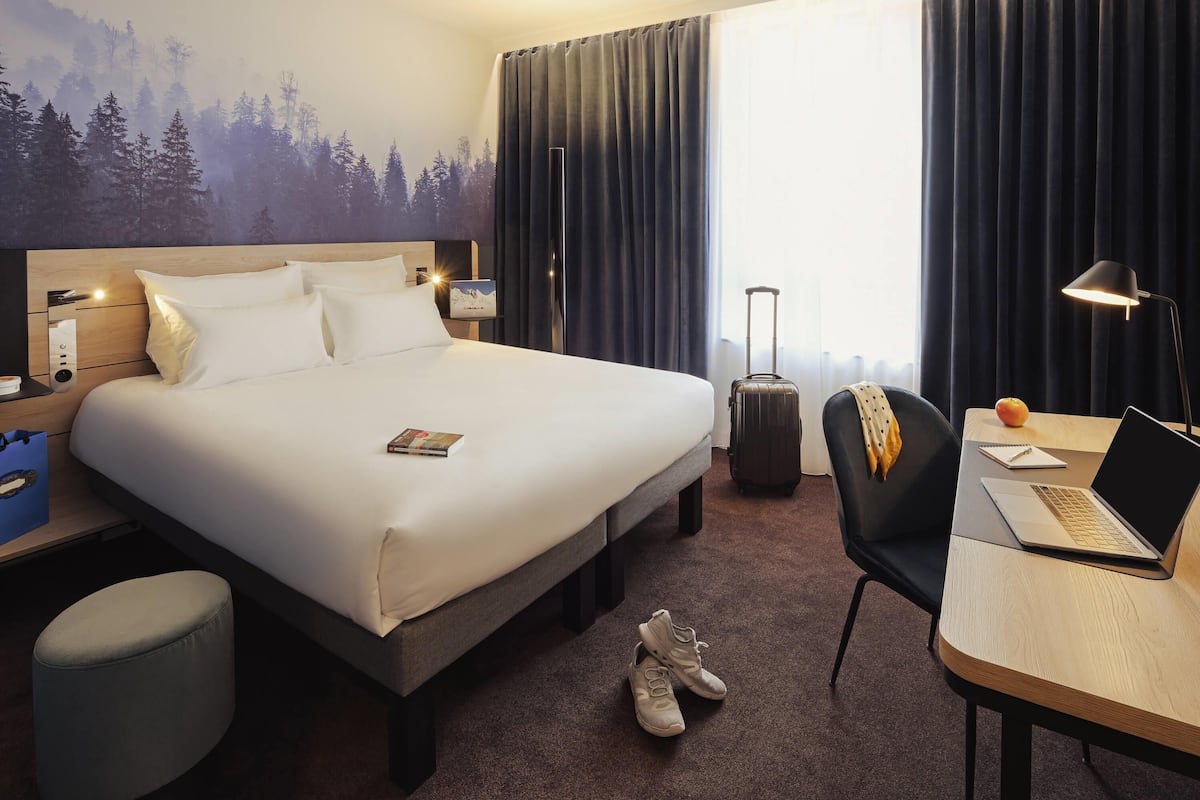 Chambre Classique, 1 grand lit | Literie de qualité supérieure, minibar, coffres-forts dans les chambres
