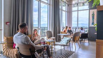 2 bars/lounges