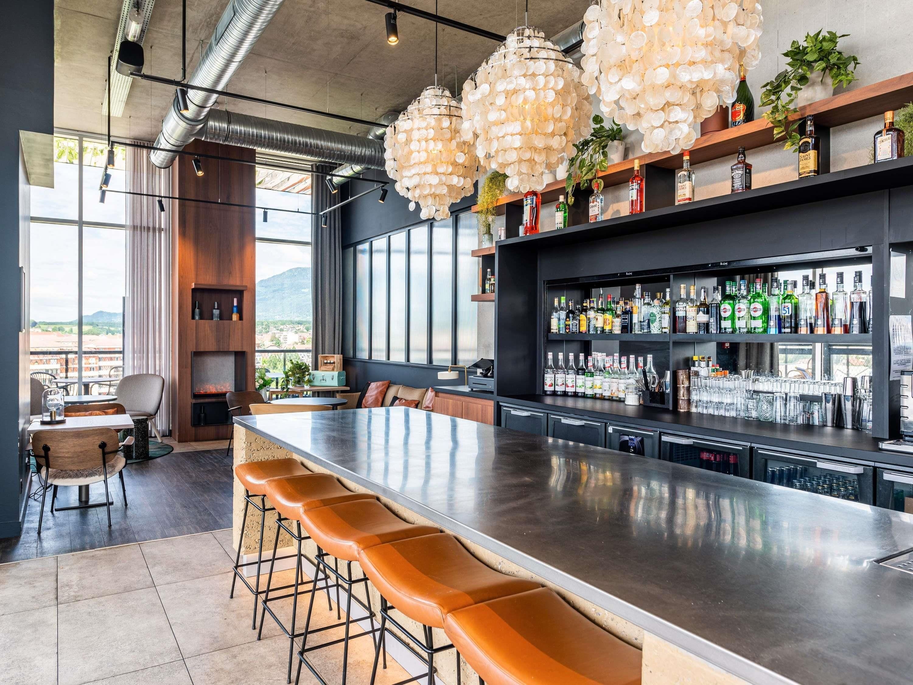 2 bares/lounges
