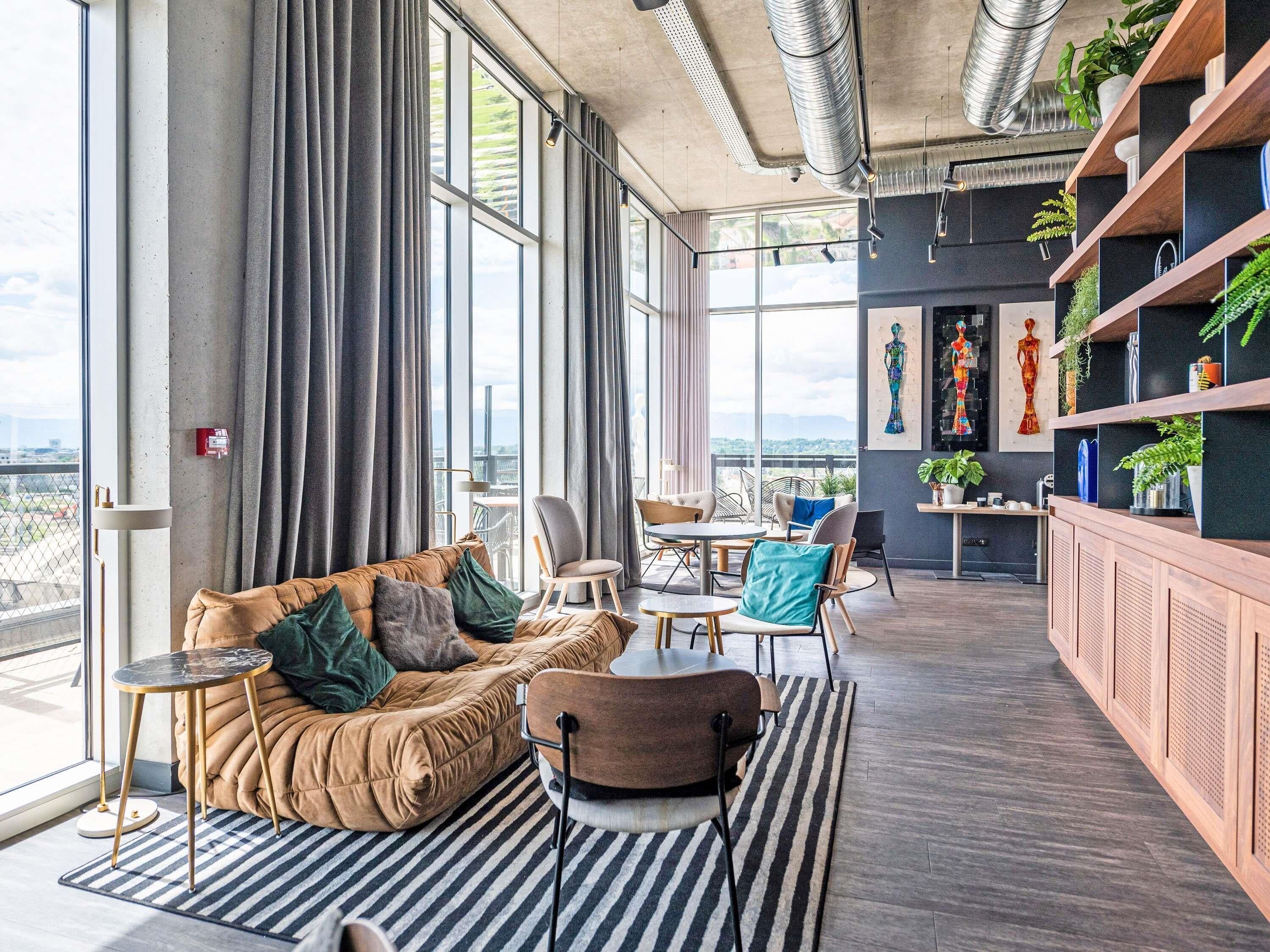 2 bars/lounges