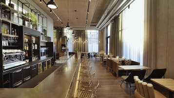 2 Bars/Lounges