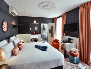 Privilege, Triple Room, 1 Double Bed with Sofa bed | Minibar, in-room safe, blackout drapes, soundproofing - Mercure Paris Gare de Lyon Opéra Bastille (Paris)