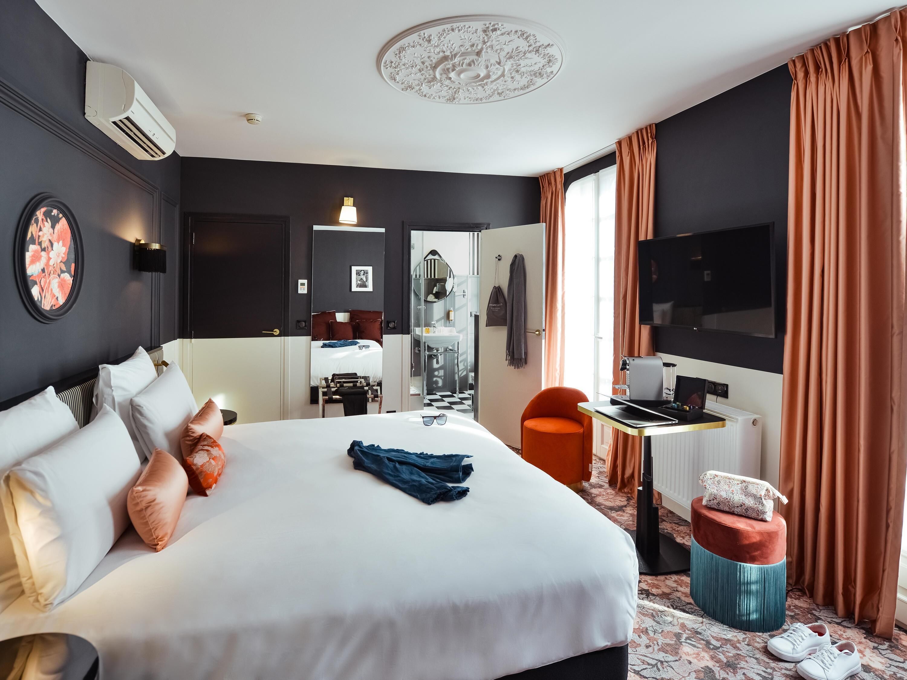 Privilege, Habitación triple, 1 cama doble con sofá cama | Minibar, caja fuerte, cortinas opacas y sistema de insonorización