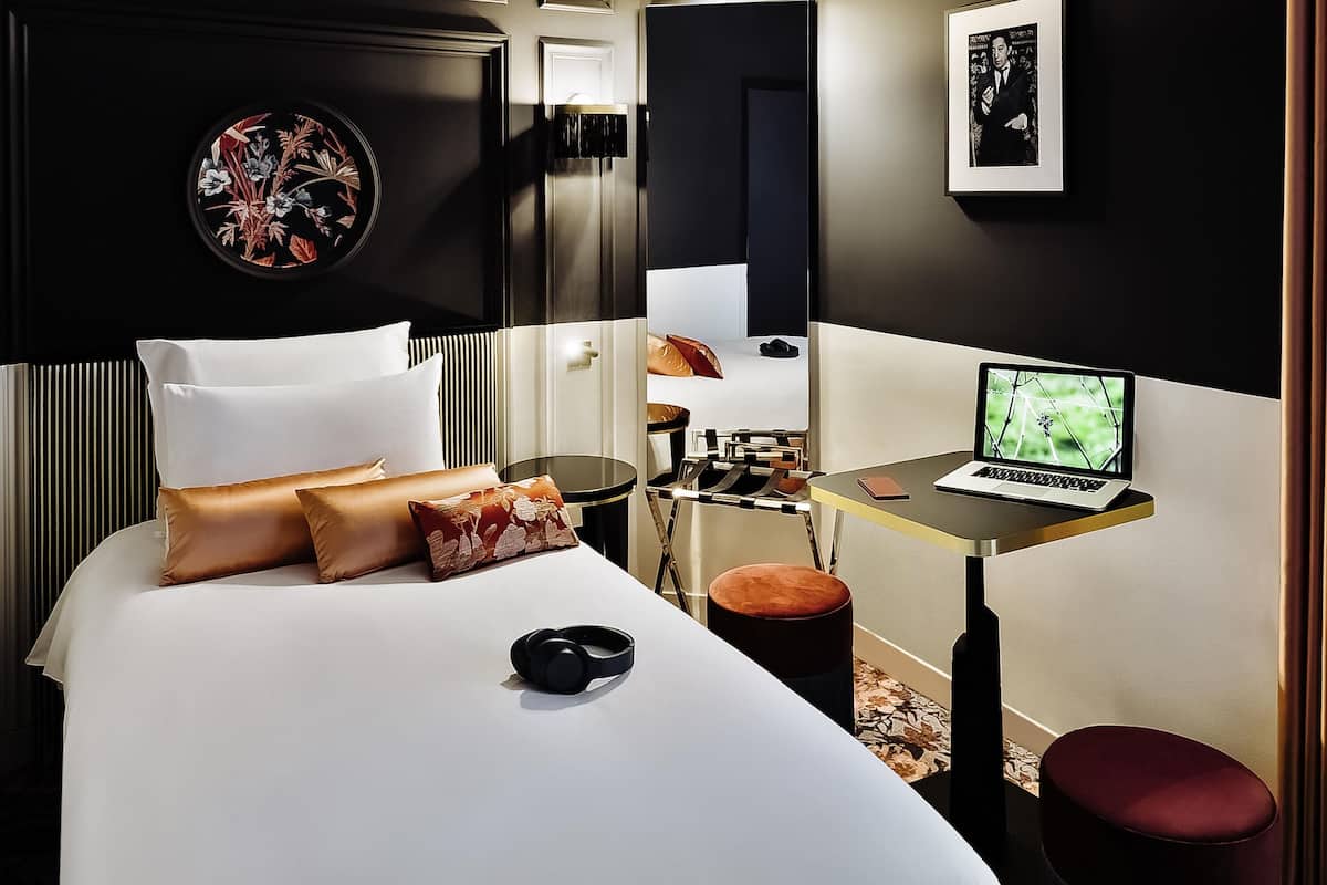 Standard Room, 1 Twin Bed | Minibar, in-room safe, blackout drapes, soundproofing