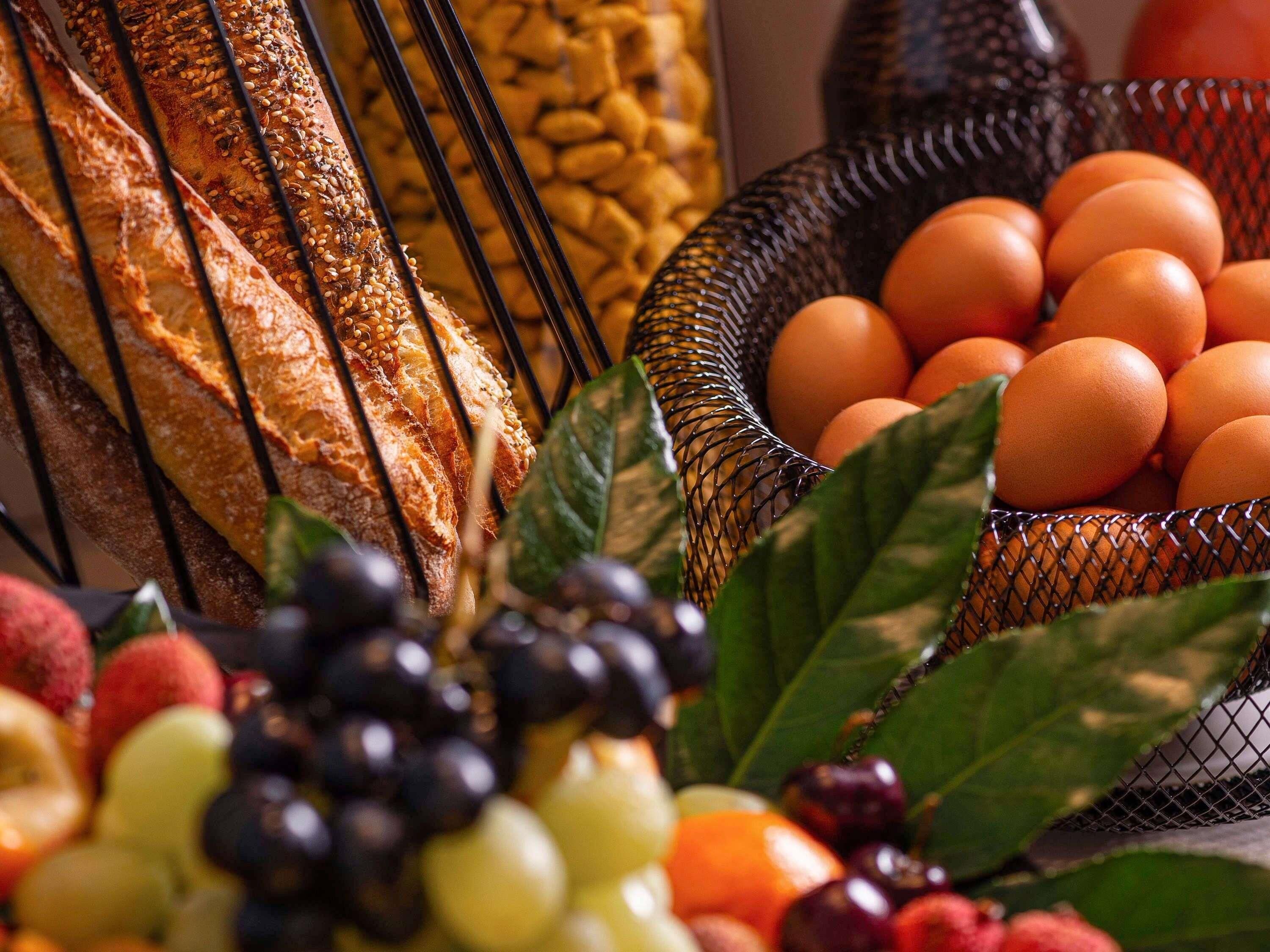 Diverse etenswaren, zoals brood, eieren en fruit.